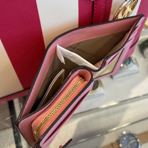 MICHAEL KORS
Medium Jet Set Travel Crossgrain Leather Bifold Zip Wallet
Carnatio - Picture 14 of 16